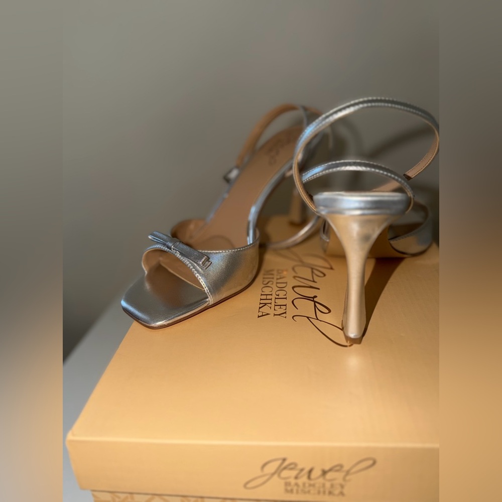 Stunning Jewel Badgley Mischka “Elisha” ankle strap sandals in silver metallic. - Picture 6 of 9